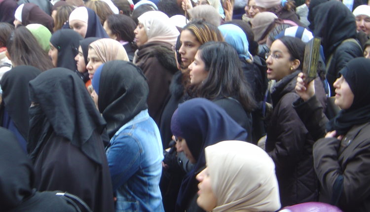 الوساطة بين ذوات الحجاب وذوات النقاب!