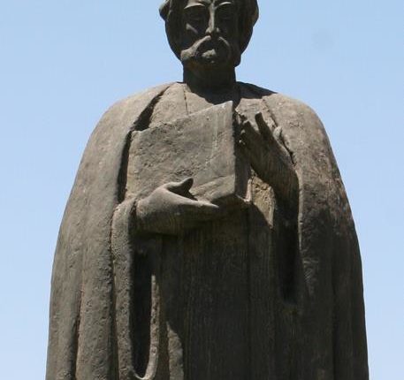 “إنّ التاريخ في ظاهره لا يزيد عن أخبار وفي باطنه نظر وتحقيق”