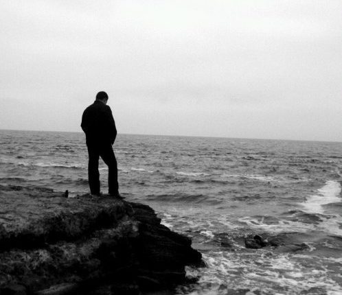 أَلا إنَّ أَحْلاَمَ الشَّبَابِ ضَئِيلَةٌ مقطوعة لأبي القاسم الشّابي