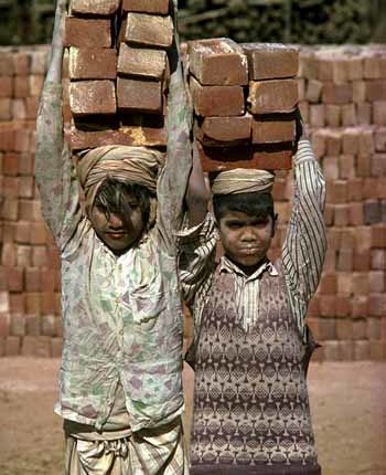 قُصَّر بلا حماية