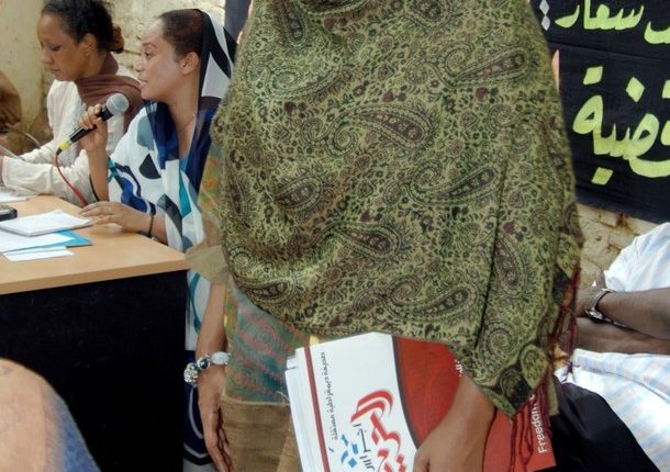 صحافيّة سودانيّة تتهدّدها أربعون جلدة بسبب لباسها ” غير المحتشم “!