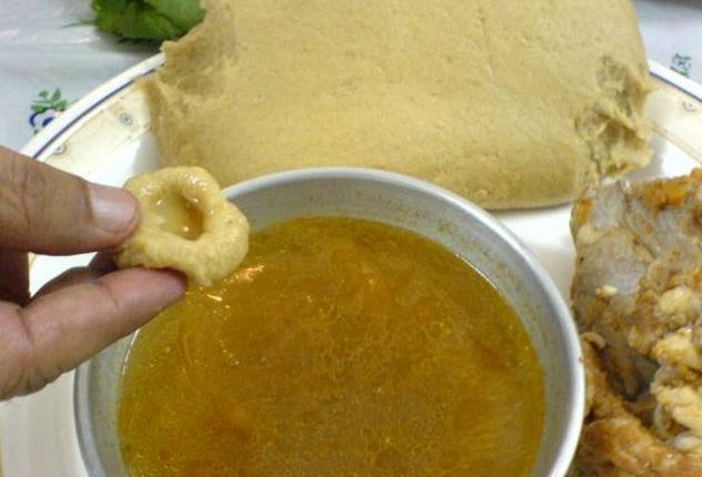 في الأكل بثلاثة أصابع وفي استحباب لعقها!