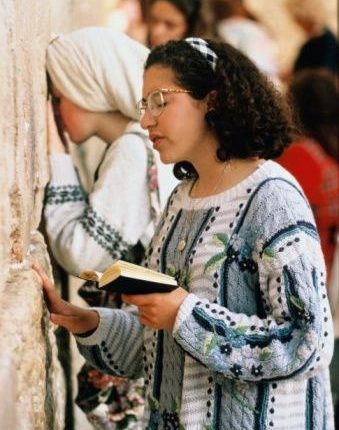 الله والأنوثة