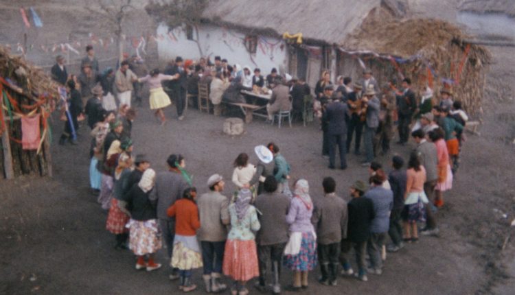 “بائعو الرّيش” عن غجر يوغسلافيا.. الكوميديا في قالب دراميّ